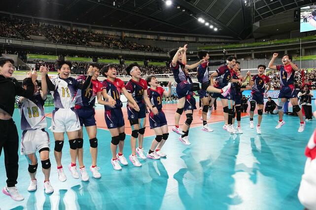 清風を破って優勝を決め、喜ぶ東山の選手たち＝東京体育館