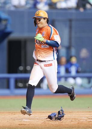 オイシックス-DeNA 3回オイシックス2死二塁、髙山俊の一安打で2走知念大成が生還し、2-0=エコスタ