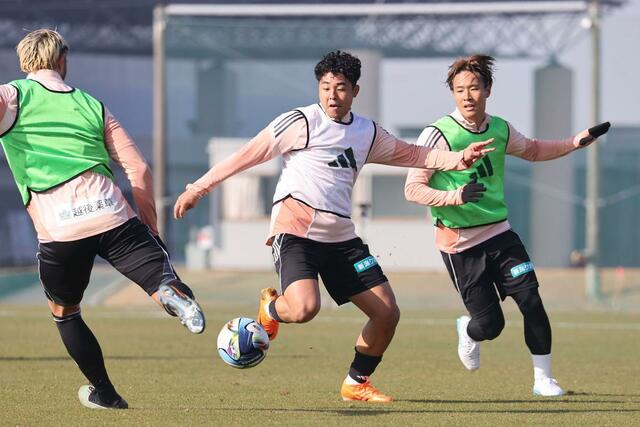 練習する選手たち＝宮崎県都城市