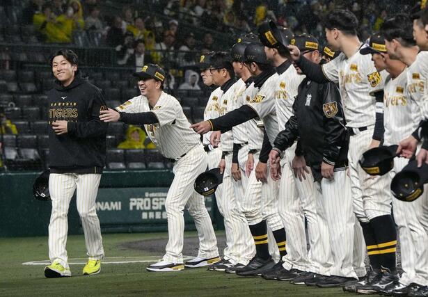 降雨コールドゲームでヤクルトに勝利し、整列する阪神の（左から）茨木、藤川監督ら＝甲子園