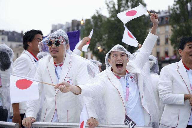 セーヌ川で行われたパリ五輪の開会式で、盛り上がる日本選手団＝７月２６日、パリ（ロイター＝共同）