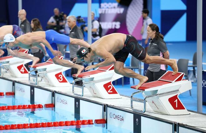 競泳男子100メートルバタフライ予選 スタートで飛び込む水沼尚輝(手前)=8月2日、パリ郊外(本社写真映像部・新井田悠)