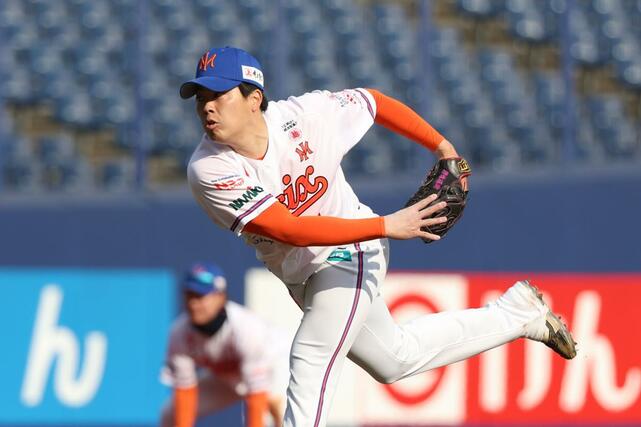 楽天－オイシックス　９回表　３番手で登板し、力投する上村知輝＝エコスタ