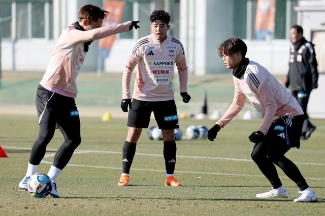 新加入のＭＦ大西悠介（中央）＝宮崎都城市