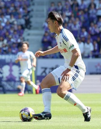前半、Ｊ１初先発のＦＷ笠井佳祐（４６）＝Ｅピース