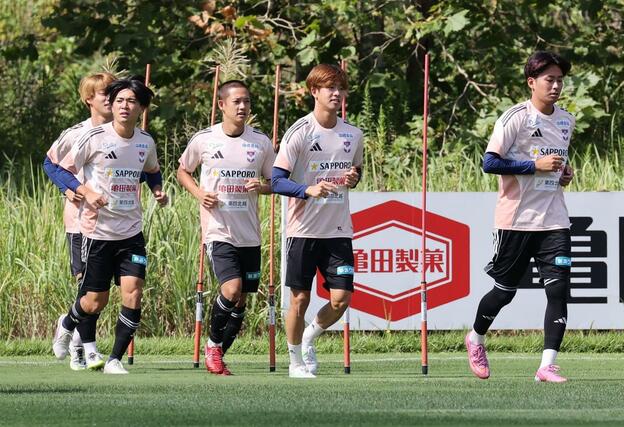 J1第31節名古屋戦の前日練習に臨むアルビレックス新潟の選手達=22日、聖籠町