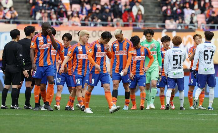 新潟-G大阪 今季リーグ戦初勝利ならず、肩を落とす新潟の選手=ビッグスワン