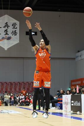 第２クオーター、３点シュートを決める川村卓也＝アオーレ長岡