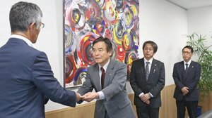 市内事業者の健康経営推進のため、40万円を寄付した「ツチダ会計」の土田茂博さんら=柏崎市役所