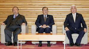 閣議に臨む(左から)村上総務相、石破首相、中谷防衛相=2月18日午前、首相官邸