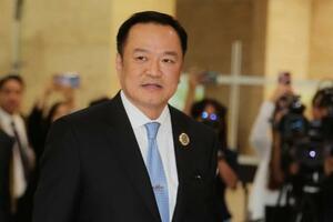 議会に着く「タイの誇り党」のアヌティン党首=5日、バンコク(AP=共同)