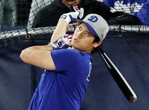 打撃練習するドジャース・大谷=トロント(共同)