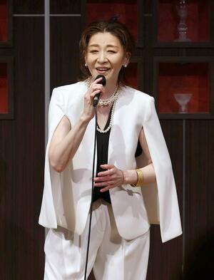 謙信公祭のエピソードや歌を披露した越乃リュウさん=13日、上越市本町5