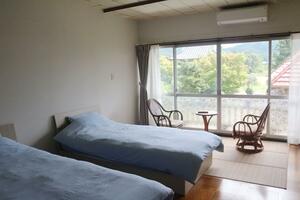 客室からは境内の緑が望める=佐渡市畑野