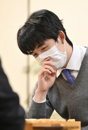第10期叡王戦本戦トーナメント準決勝で敗れた藤井聡太七冠=25日午後、大阪府高槻市の関西将棋会館