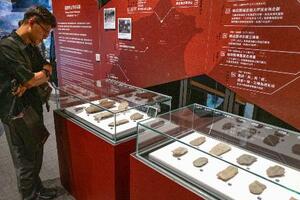 台湾・台南市の博物館で、鳥居龍蔵が採集した石器を見る来場者=1日(共同)