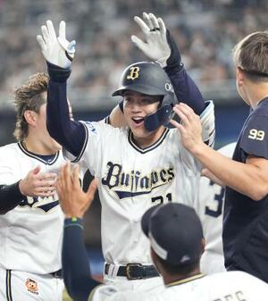10回、勝ち越し2ランを放ち、ナインに迎えられるオリックス・太田=ZOZOマリン