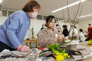 文化活動体験会で生け花を楽しむ子ども＝２２日、長岡市幸町２