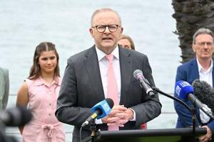 10日、記者会見するオーストラリアのアルバニージー首相=シドニー(共同)