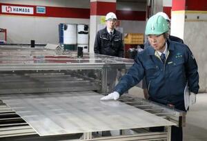 　太陽光パネルのリサイクル工場を視察する石原環境相＝１９日、東京都大田区