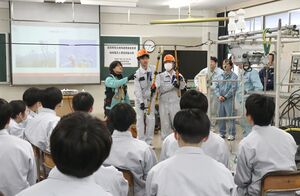 柏崎電気工事協同組合の青年部から、受電設備や工事についての知識を学ぶ柏崎工業高校の生徒=柏崎市栄町