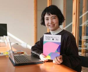 　自社が出版した冊子を持つ「リトルクリエイティブセンター」の渡辺桃子さん＝岐阜県各務原市