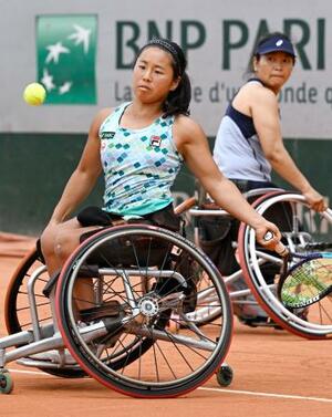 　車いすの部女子ダブルス１回戦でプレーする上地結衣（手前）、朱珍珍組＝パリ（共同）