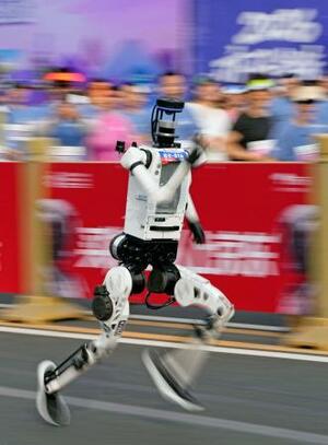 　ハーフマラソン大会でスタートする人型ロボット＝１９日、北京（共同）
