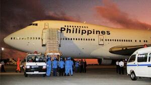 機内で爆発が起き那覇空港に緊急着陸したフィリピン航空機=1994年12月