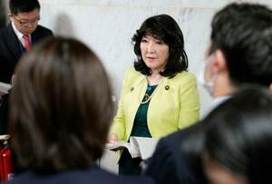 　閣議後に記者会見する片山財務相＝１０日午前、国会