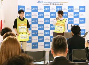 ウオーキングサッカーの事業について報告する「燕三条CITY FC」の関係者=三条市興野1