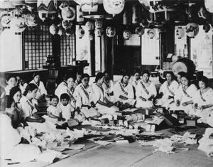 戦場の兵士に送る慰問袋を作る国防婦人会。夫が戦没し、苦労した家庭も多い=1940年、新発田町(現新発田市)=「新潟県民の太平洋戦争」から
