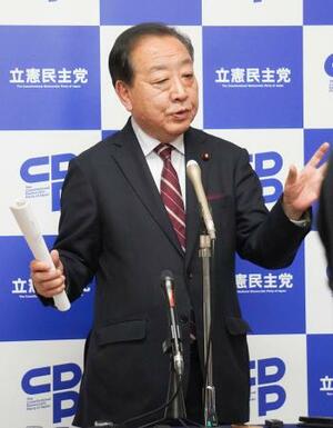 高市首相の所信表明演説後、記者団の取材に応じる立憲民主党の野田代表=24日午後、国会