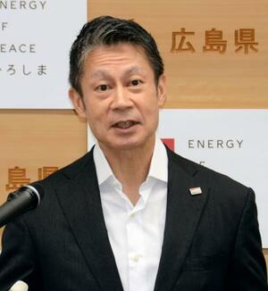 広島県庁で記者会見する湯崎英彦知事=21日午前