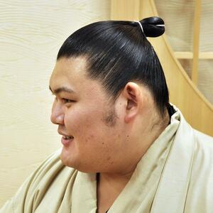 新小結に昇進し、記者会見で初のまげ姿を披露した大の里=4月30日、茨城県阿見町の二所ノ関部屋