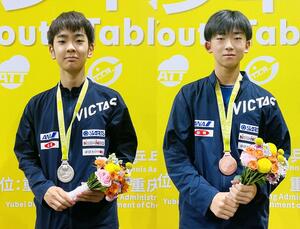 卓球のアジアユース選手権大会で活躍した川上流星さん(左)と吉田蒼さん=中国・重慶市(日本卓球協会提供・写真は2枚を1枚に加工)