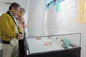 童話作家の小川未明を紹介する企画展=新潟市中央区万代3