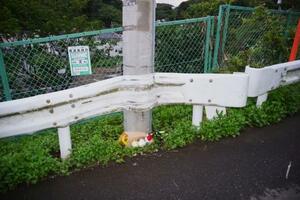 高齢者施設の送迎車が電柱に衝突した事故現場=16日、東京都町田市