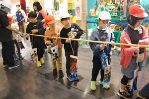 五泉市内の小学生が作ったこいのぼりの飾り付け=五泉市赤海