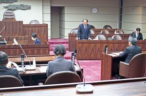 ニュー・グリーンピア津南を巡り、津南町が町議会に対し売却の可否など質問項目が示された全員協議会＝４月７日、津南町