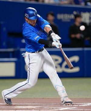 10回DeNA1死二塁、山本が右翼線に勝ち越し二塁打を放つ=バンテリンドーム