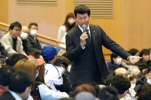 ファンに向けて新シーズンへの抱負を語ったDeNAの三浦大輔監督=1月24日、新潟市中央区