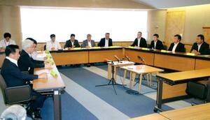 静岡県伊東市議会が開いた田久保市長の学歴問題に関する百条委の第3回会合=25日午前