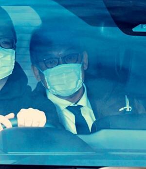 　釧路地裁に向かう桂田精一被告＝３日午前、北海道釧路市