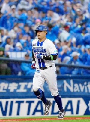 6回、この試合2本目の本塁打を放ったDeNA・筒香=横浜