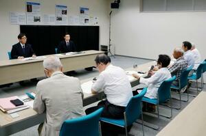 新潟水俣病の被害者団体と面会する、トライグループの阿部正純執行役員(奥右)ら=18日午後、新潟市