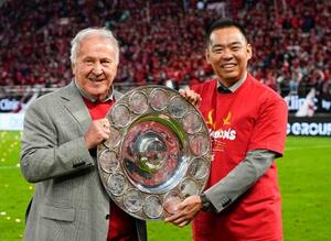 サッカーJ1で9季ぶりに優勝し、シャーレを手に写真に納まるジーコさんと鹿島の小泉文明社長(右)=6日、メルカリスタジアム