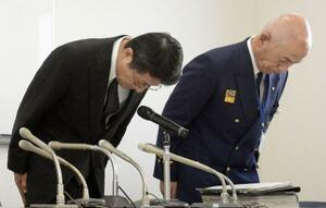 福岡県糸島市消防本部のパワハラ問題について陳謝する月形祐二市長(左)ら=2017年3月、糸島市役所
