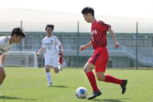 新潟－山梨　前半、攻め上がる新潟のＦＷ原島護世＝静岡県磐田市