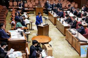 　参院予算委の集中審議で、日米首脳会談について報告する高市首相＝２５日午前